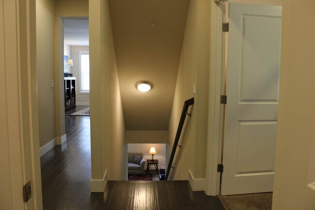 Building Photo - Spacious Luxury Home in Gated Community Ne...