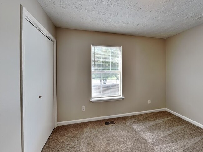 Building Photo - Move-In Ready Home with Bonus Rooms and La...