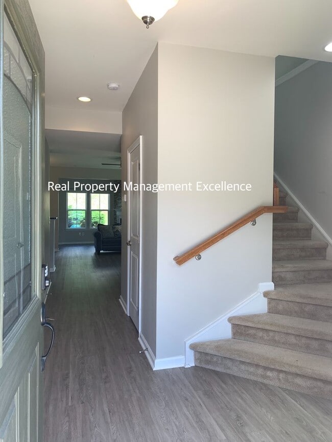 Building Photo - Gorgeous End-Unit TH In Desired Cary Locat...