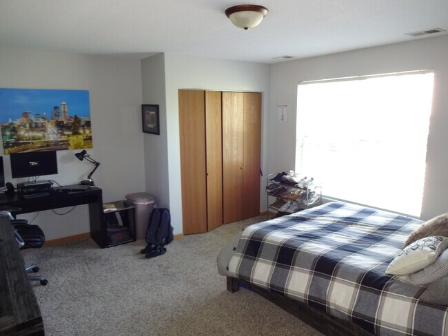 Another very large bedroom - 728 2nd Ave SE