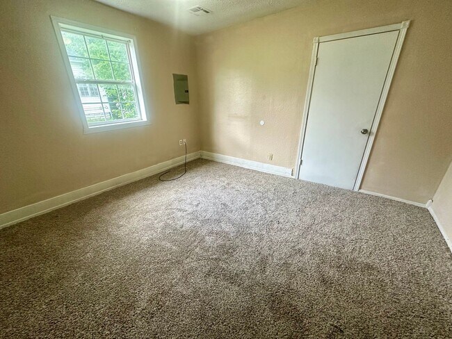 Building Photo - 3 Bedroom and 1 Bathroom Home in Shawnee
