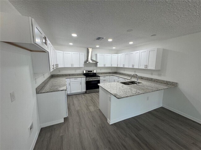 Building Photo - 8448 Balm St