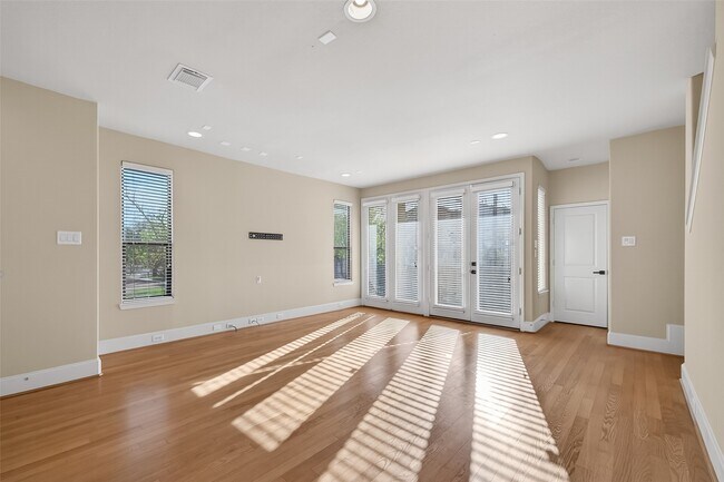 Building Photo - 2318 Emancipation Ave