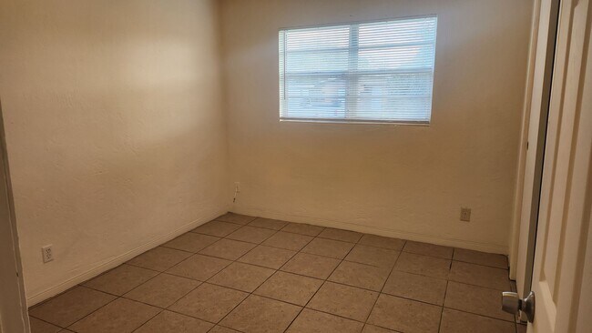 Building Photo - 3 bedroom one bath