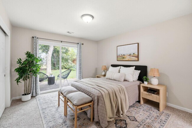 Building Photo - Beautifully updated 2-bedroom, 1.5-bathroom duplex