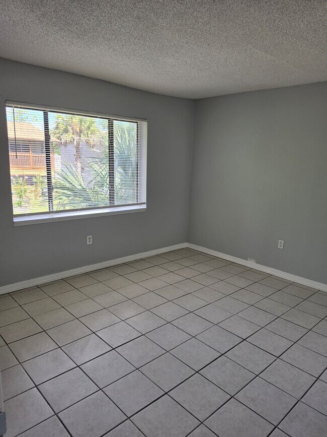 Building Photo - 2526 S Oak Ave