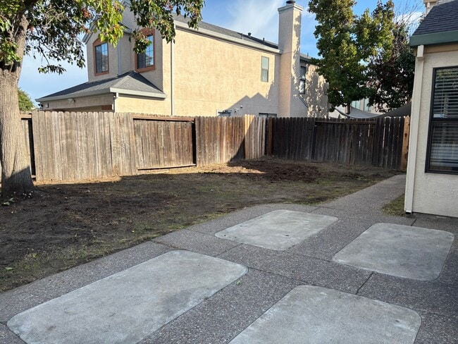 Building Photo - Oakley Single Story with Community Pool!