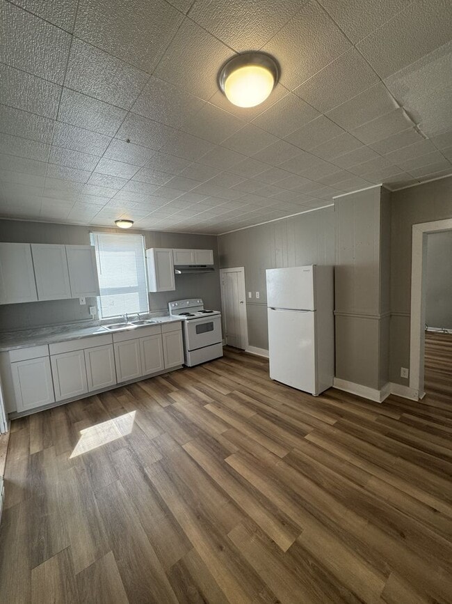 Building Photo - 6 Laurel Hill Ln