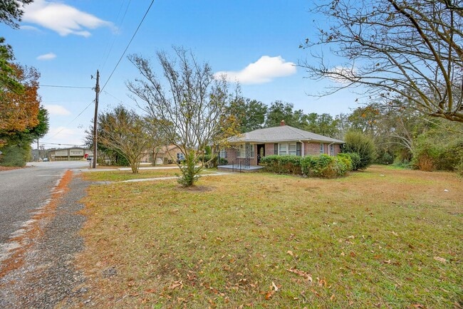 Building Photo - AVAILABLE NOW! ALL-BRICK RANCH IN WEST COLUMBIA!