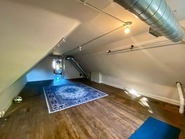 Building Photo - 2364 Victor St