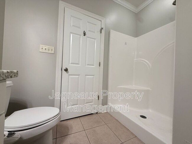 Building Photo - 2137 La Cache Dr