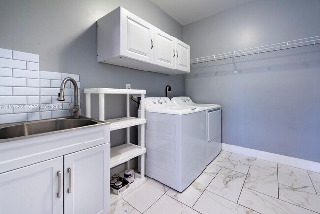 Building Photo - 4920 NE 1st Terrace