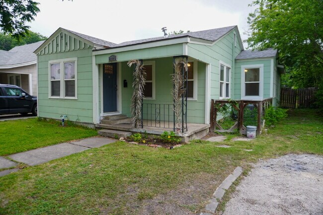 Building Photo - 3br / 2ba house in Woodlawn terrace, close...