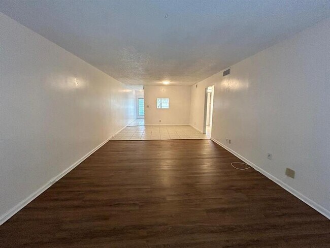 Building Photo - 2402 Antigua Cir