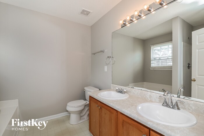 Building Photo - 1272 Creekview Cir