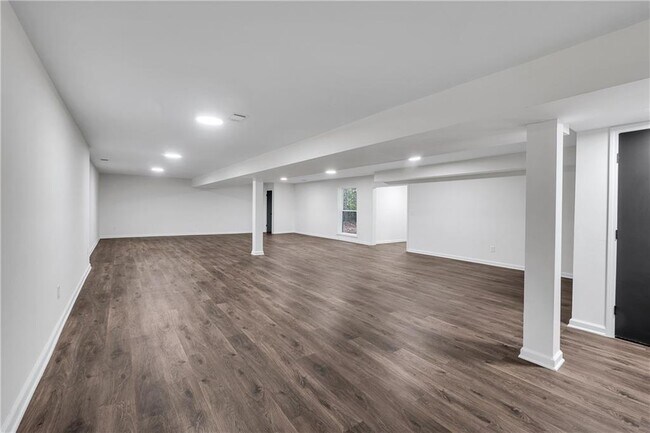 Building Photo - 6881 Hickory Hollow Dr