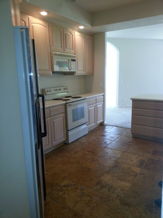 Building Photo - Spacious Home in The Boulders