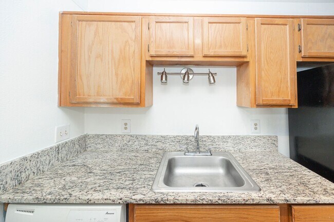 Building Photo - 18333 Roehampton Dr
