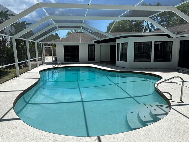 Building Photo - 701 Bluff View Dr