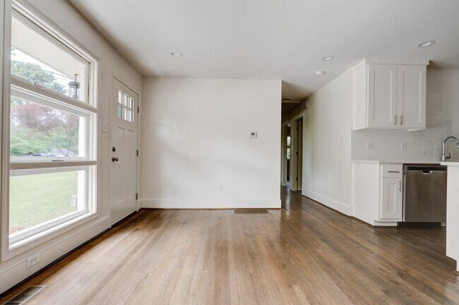 Building Photo - 5196 Scenic View Dr