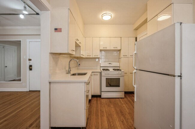 Building Photo - 2326 N Lincoln Park W