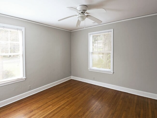 Building Photo - DARLING UPDATED 2 bed, 1 bath with updated appliances in HIGH POINT TERRACE