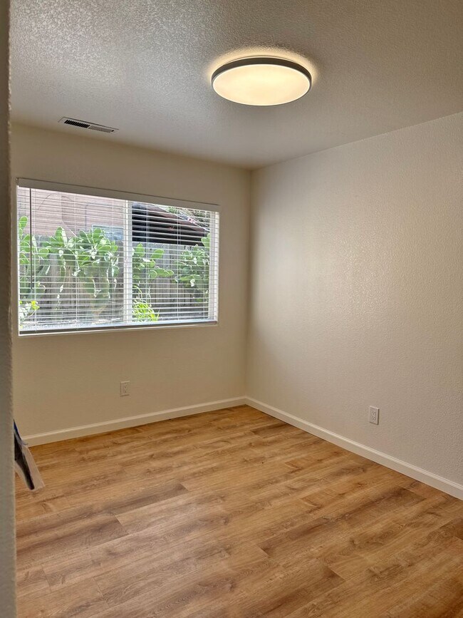 Building Photo - 520 Las Palmas Dr