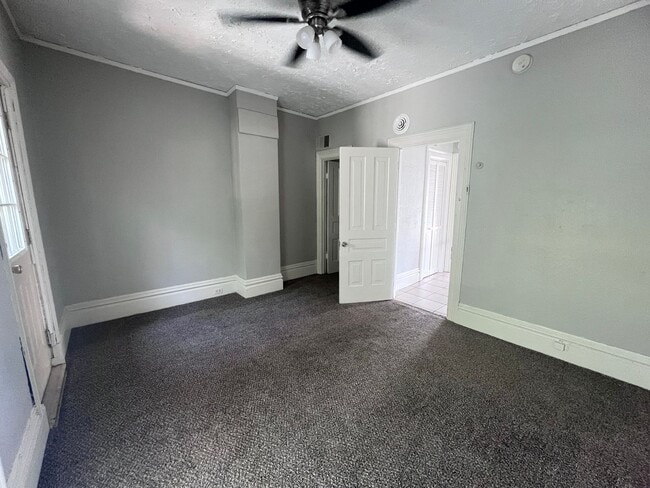 Building Photo - Adorable and Spacious Upper One Bedroom on...