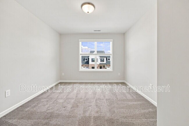 Building Photo - 739 Putney Hl Rd
