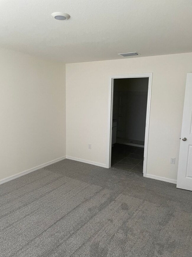 Building Photo - Gorgeous 4 bedroom 2 bathroom home