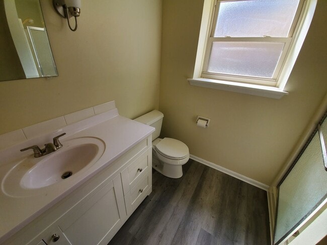 Building Photo - Spacious 3 Bedrooms 2 Baths Townhome Available