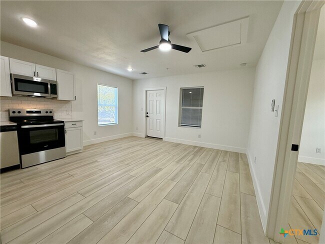 Building Photo - 2204 W San Antonio St