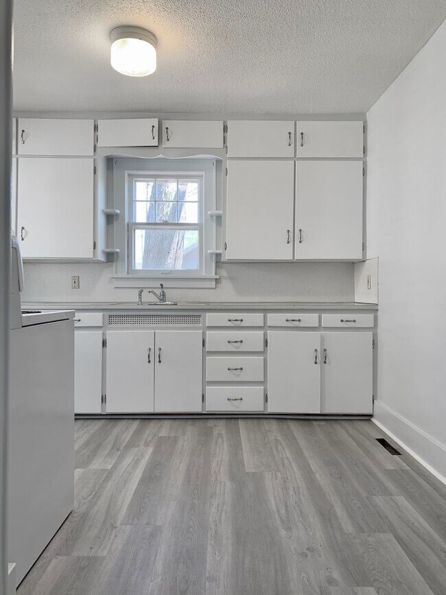 Building Photo - 1880 Sanford St