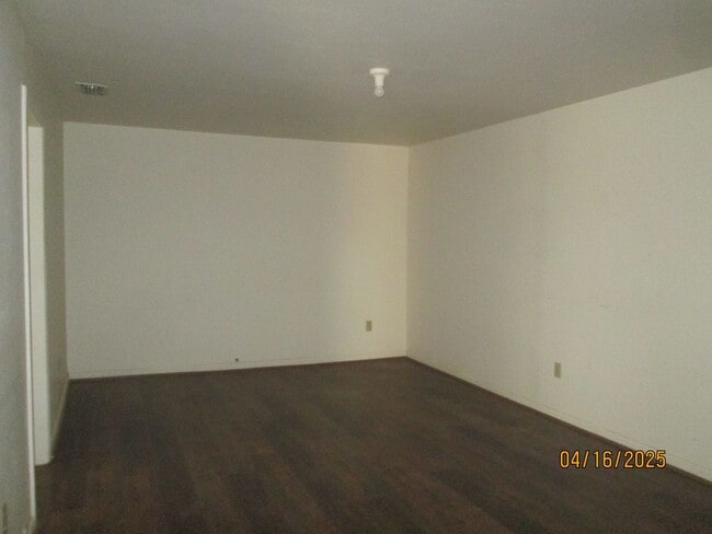 Building Photo - HOUSE -- 3 bedrooms, 2 bathrooms