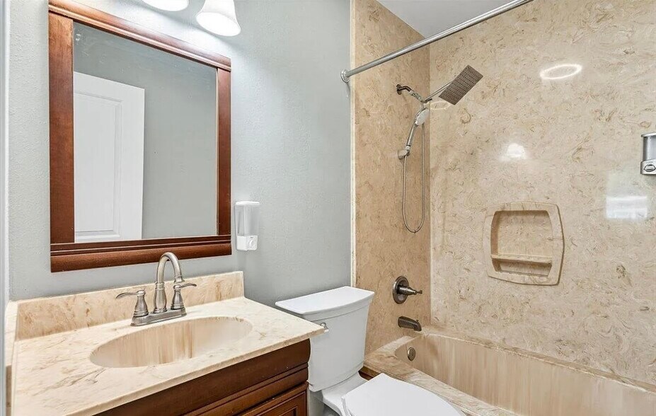 Building Photo - 194 Coral Dr SW