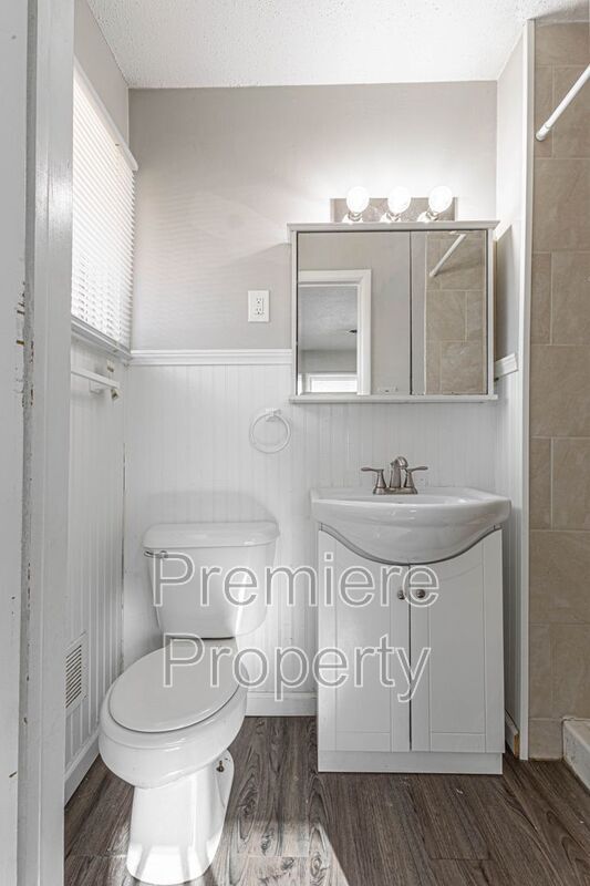 Building Photo - 7607 E 110th St