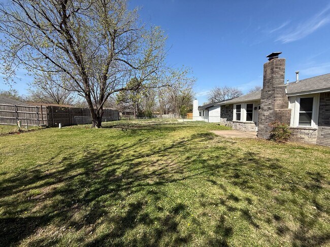Building Photo - Three Bed 1 Bath Home in Broken Arrow with Shed