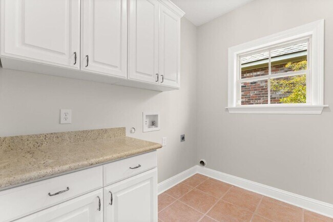 Building Photo - 4150 Primrose Dr