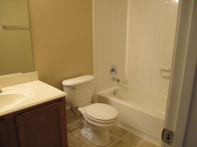 Building Photo - $1950 / 3br – 1835 ft2 - 3/2/2 w/Office re...