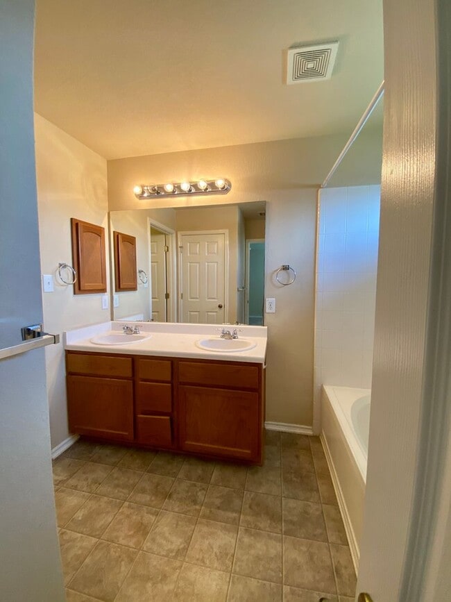 Building Photo - Charming New Braunfels Home Available for Immediate Move In