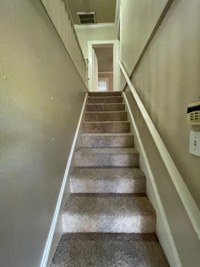 Building Photo - 2bed/1bath Duplex