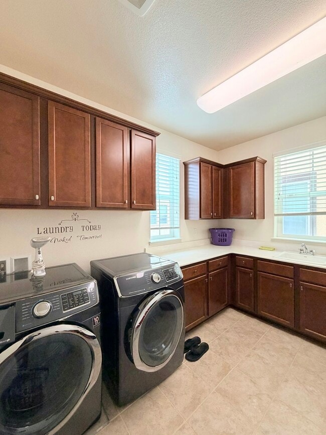 Building Photo - 3138 Vittoria Loop