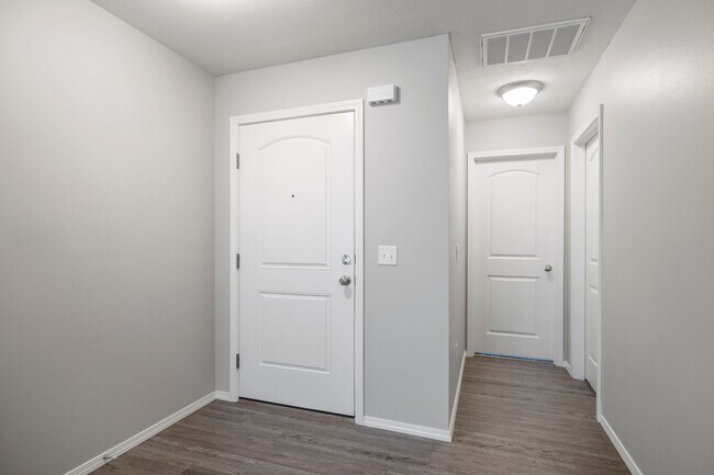 Building Photo - 4 Bedroom Home in Republic with fence!