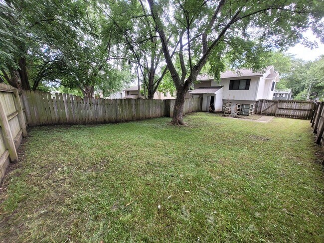 Building Photo - 3 Bedroom with Fenced Yard!