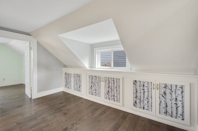 Building Photo - Charming 1906 Craftsman in Fremont — 3 Beds, Walk to Shops & Parks