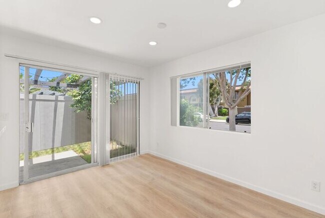 Building Photo - NEWLY RENOVATED South HB Gem!