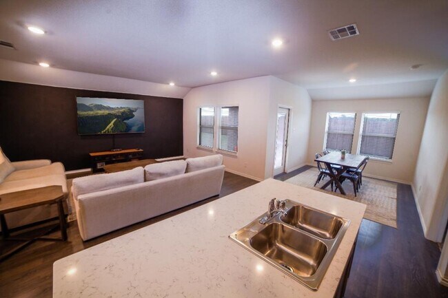 Building Photo - 103 Whirlway Ln