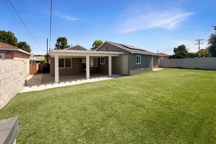 Building Photo - 734 W 139th St