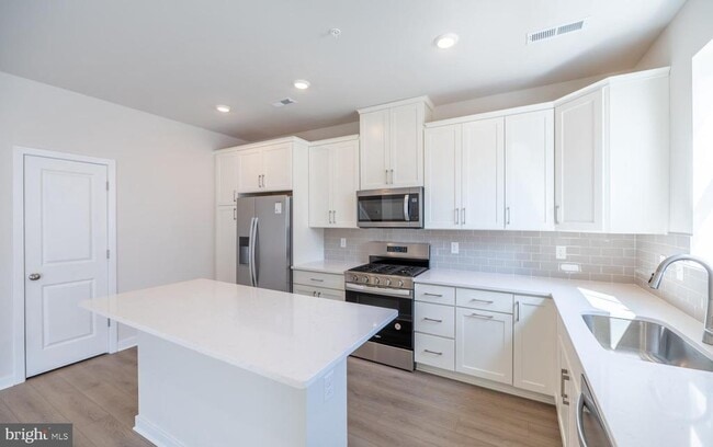 Building Photo - 715 Platinum Dr
