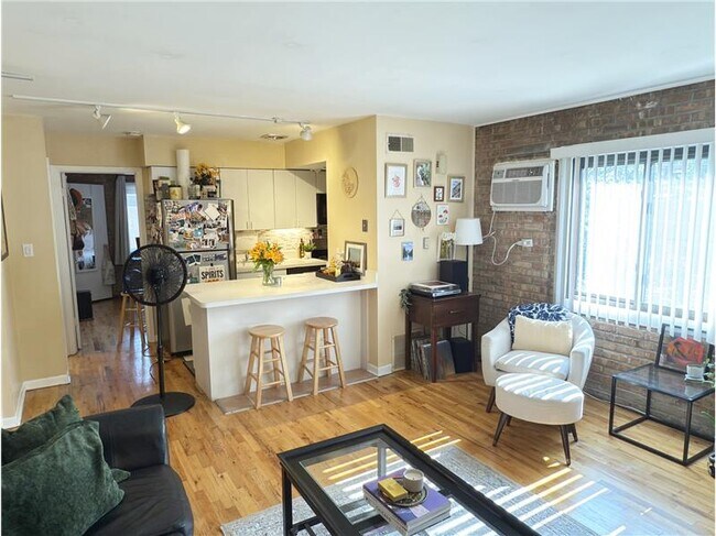 Building Photo - 715 W Diversey Pkwy